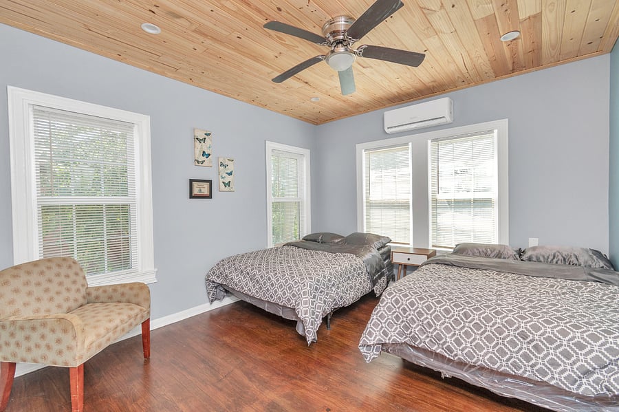 *Waiting for photo to be updated - this is now a queen size bed*