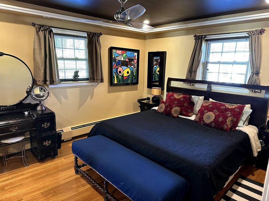 [Bedroom #1 / Autumn] King bed, bed warmer, surge protector, USB charging station & Apple Home pod mini. Adjustable base (moves up/down)