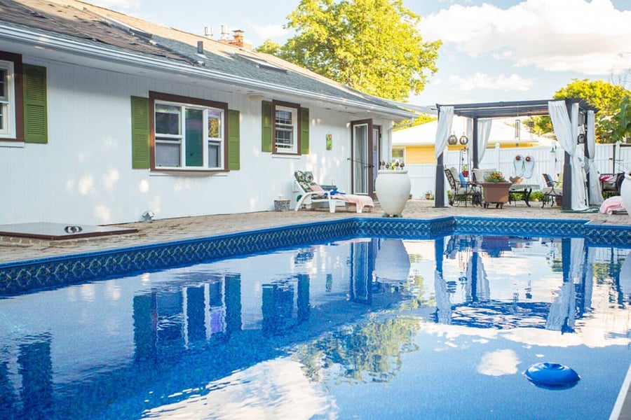 [Backyard] Fully fenced private backyard with pergola, fire pit & seating area
