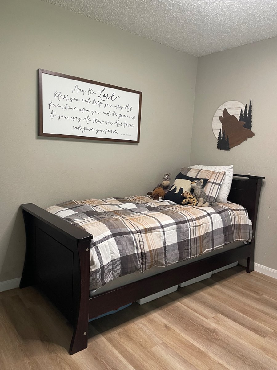 Guest room with single bed