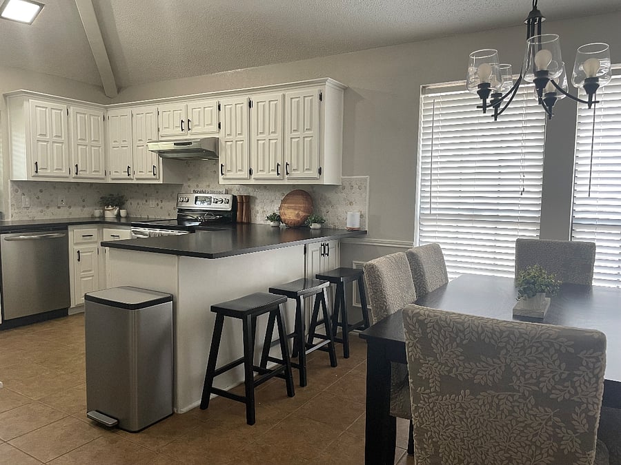 Kitchen breakfast bar - seats 3