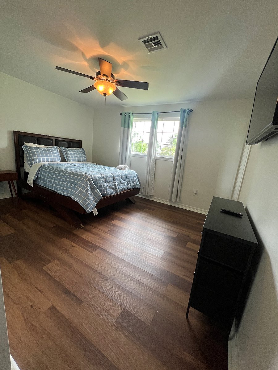 Master Bedroom with Queen bed