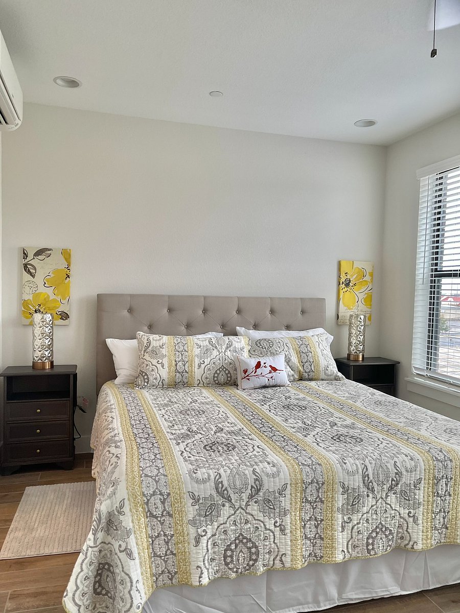 Main bedroom king size bed with spectacular view of the St. Paul Historical Square, Alamodome, Tower of the Americas.