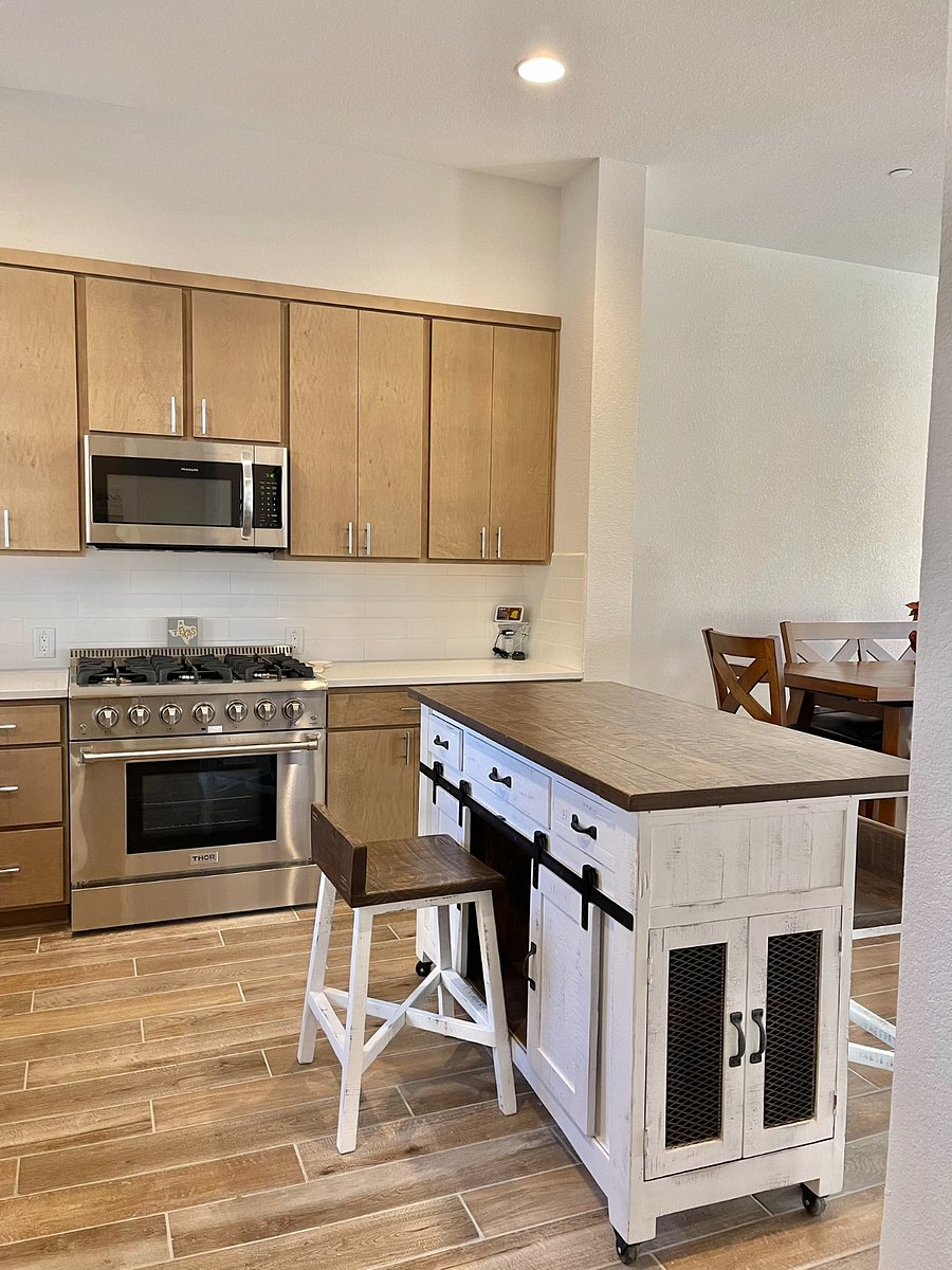 Full kitchen- large 6 burner stove, 