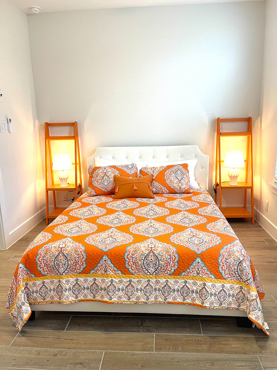 2nd bedroom - queen-size bed. 