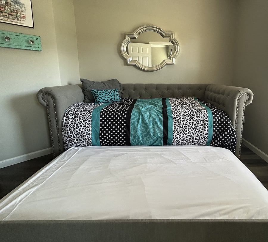 2nd bedroom day bed that pulls out into a full size bed below.
