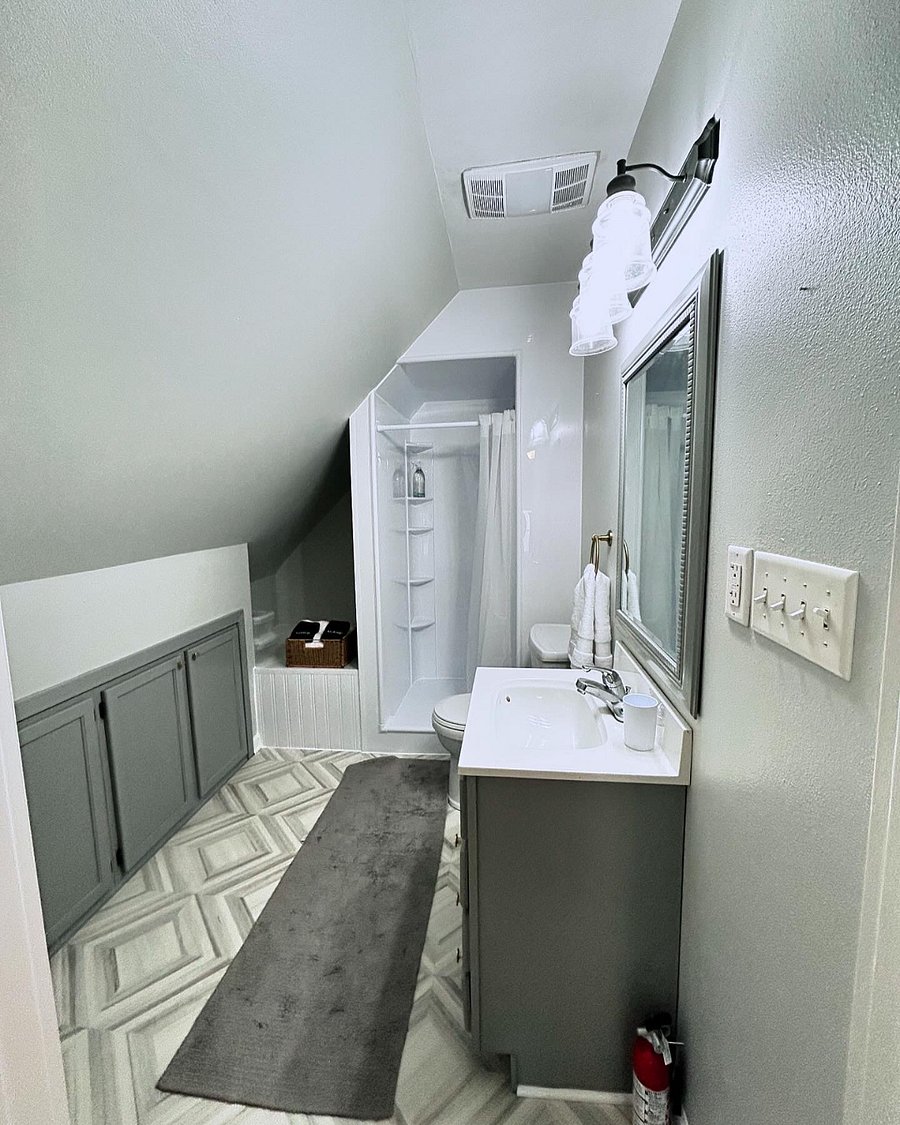 Newly remodeled full bathroom