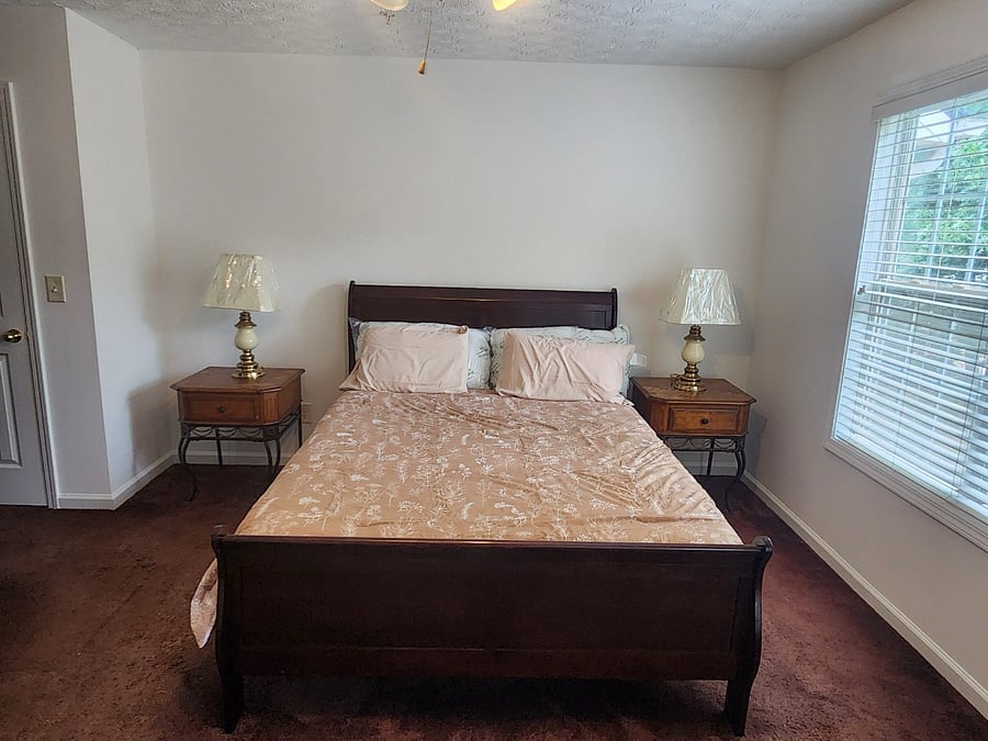 Master Bedroom/Queen size bed
