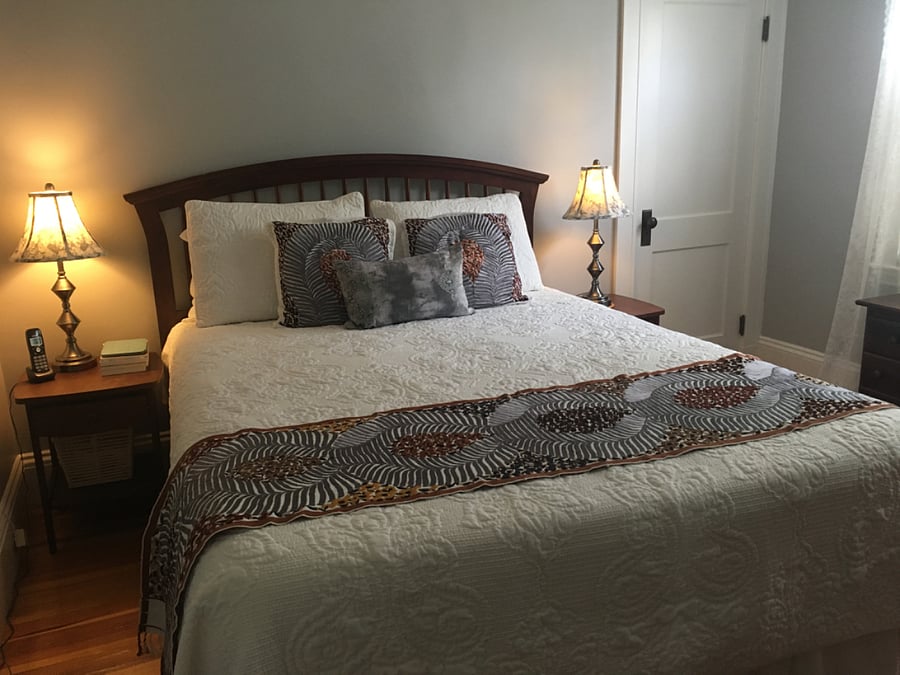 1st bedroom with queen bed