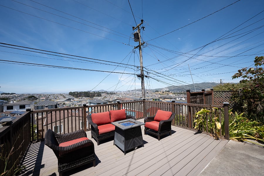 Quiet, walkable Bay Area neighborhood with parks, cafes, and grocery stores nearby. The best of city living without the noise.