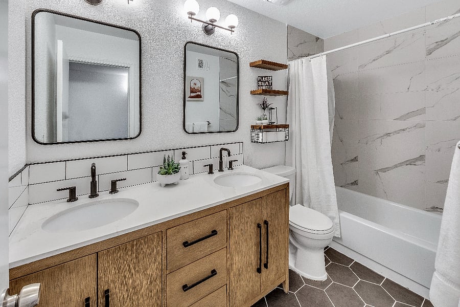 Guest / Shared bathroom