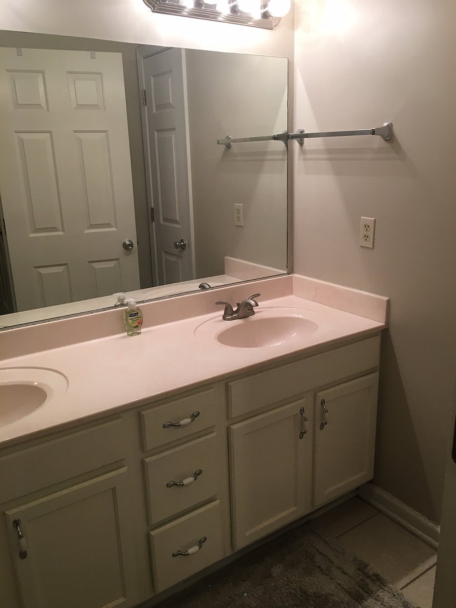 Jack & Jill bath between upstairs bedrooms