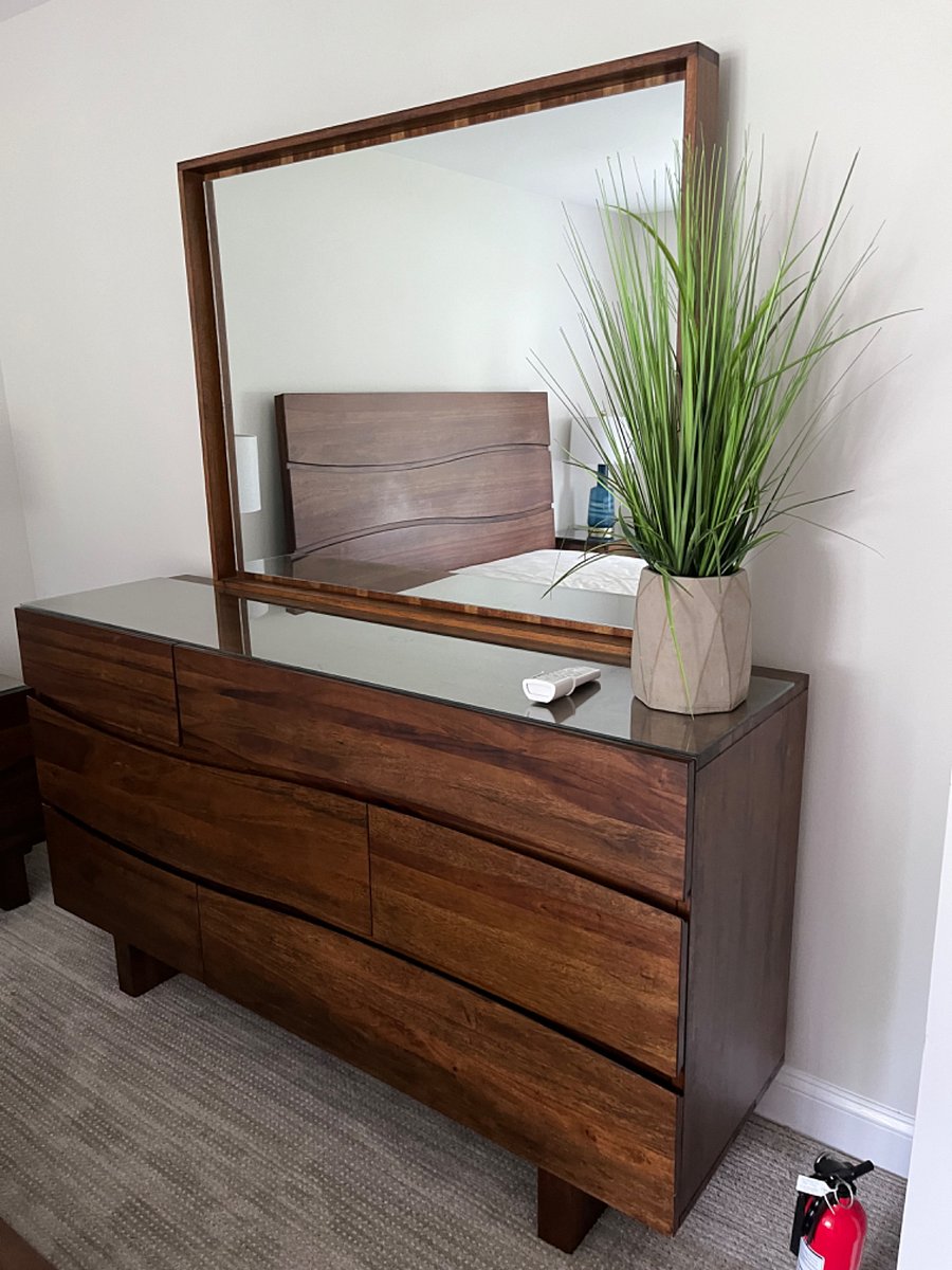 Bedroom with queen bed.v