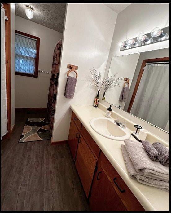hallway bathroom / 2nd bathroom