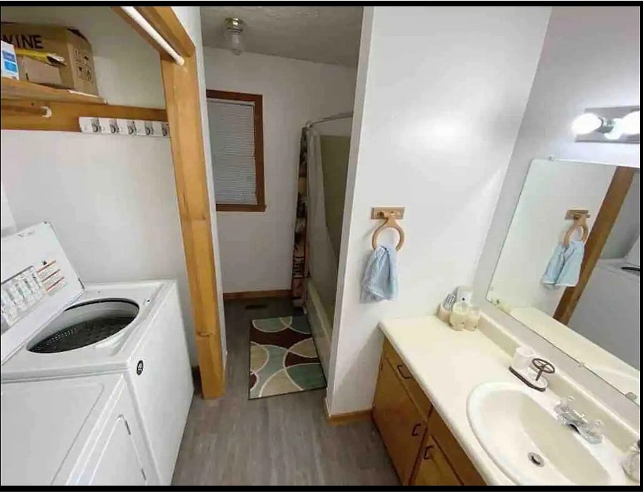 2nd bathroom w/ washer & dryer