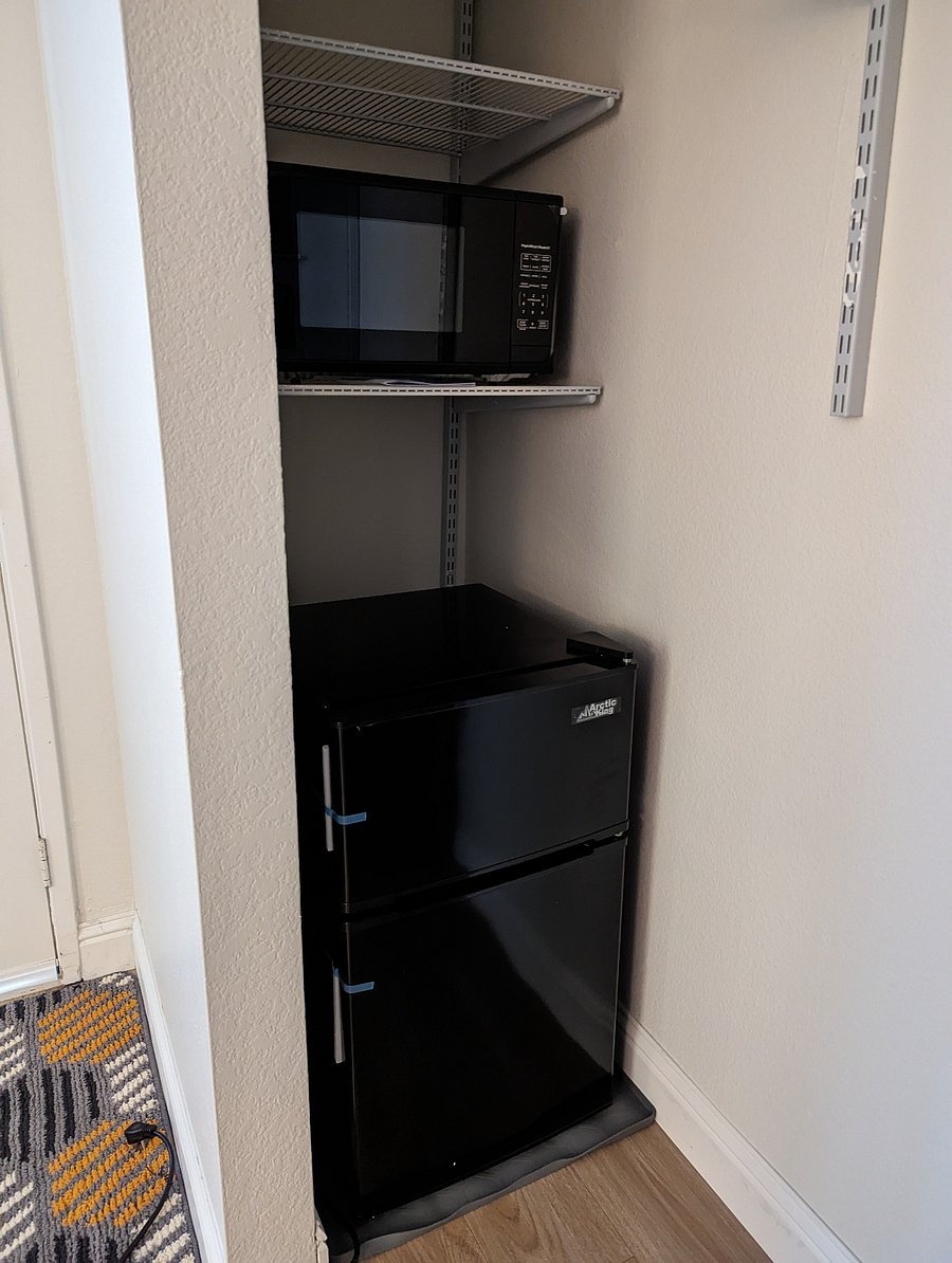 Microwave & fridge w/freezer.