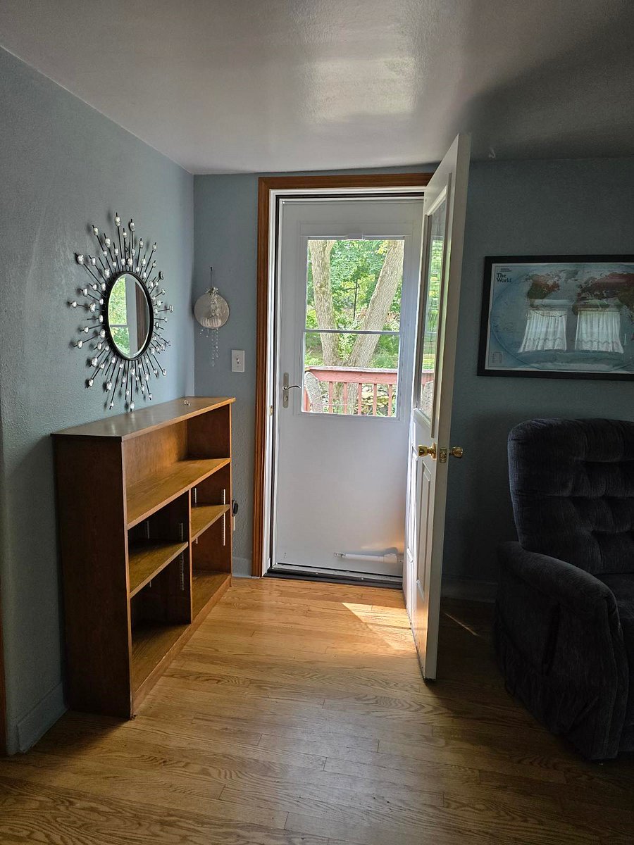 Rental 3 floor
Backdoor to outsid
e porch and stairs for private entrance