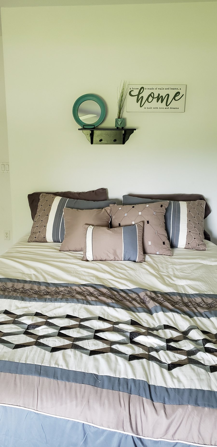Queen bed room