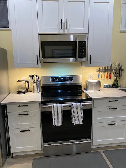 Microwave, Inversion stovetop, convection oven, and fully equipped kitchen cabinets, 