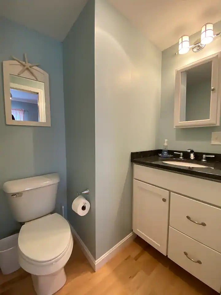 1/2 bath en suite (off main/1st bedroom) 