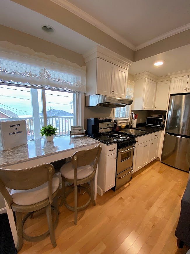 Fully equipped kitchen. Blender, foreman grill, toaster, Kuerig, microwave, spices, all pots, pans, dishes needed to cook and bake 