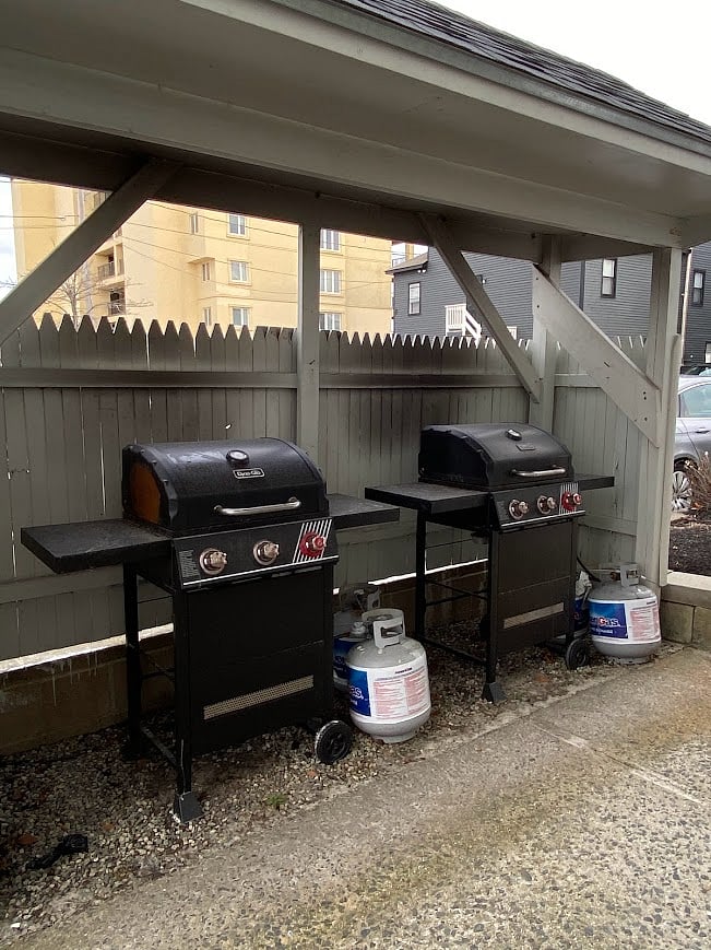 Grills & outdoor wash-off shower area