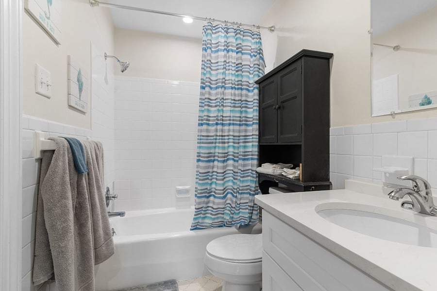 Full Bathroom w. Shower/Tub Combo