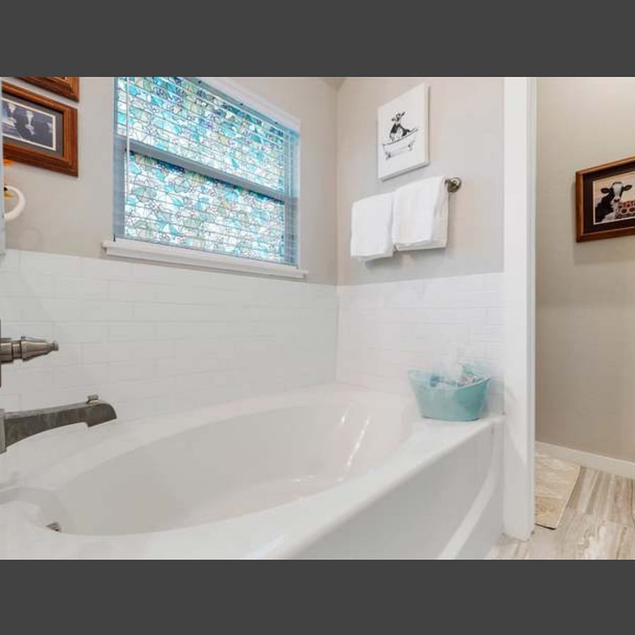 Masterbedroom w/Private Ensuite Tub