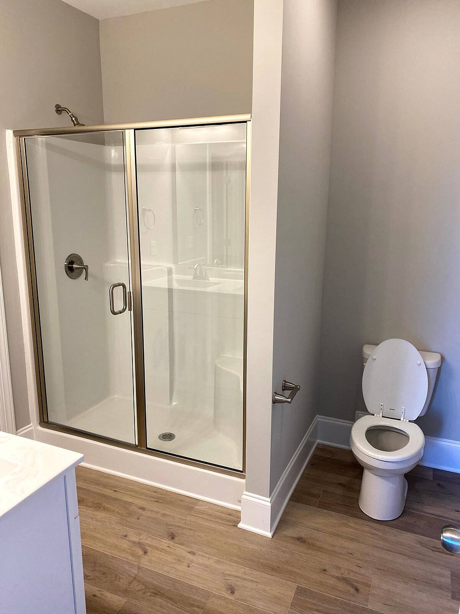 Master bedroom bathroom, equipped with walk-in closet