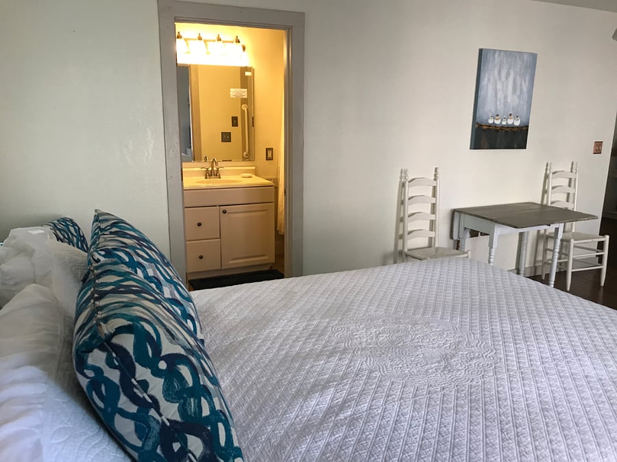 Adjacent full bath is off to the side