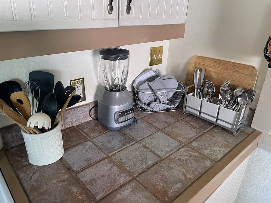 Additional amenities: blender/coffeemaker/toaster/Garbage Disposal