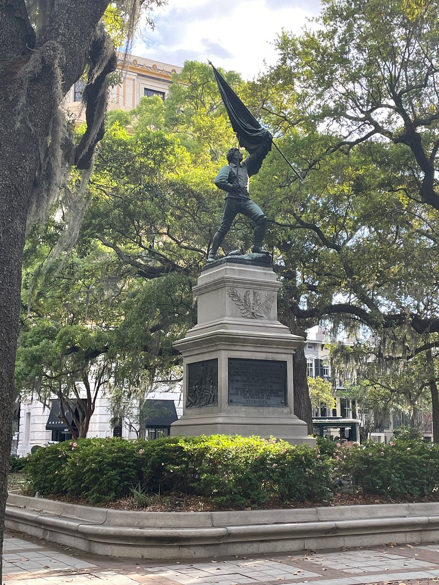 Surrounding Squares/Monuments-easily walkable from Carriage House