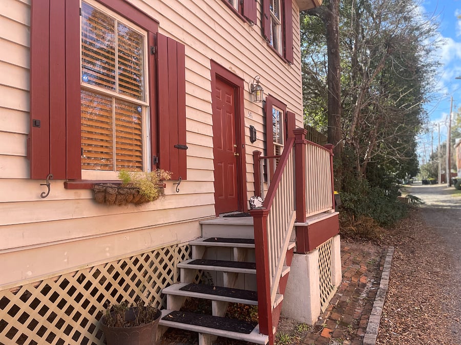 541 E. Jones Ln porch address helps mail and GPS to land on doorstep however home is the Carriage House to the home fronting E. Taylor St.