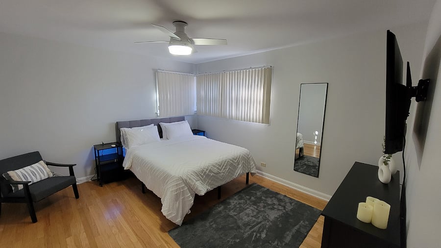 Master Bedroom- Queen Bed