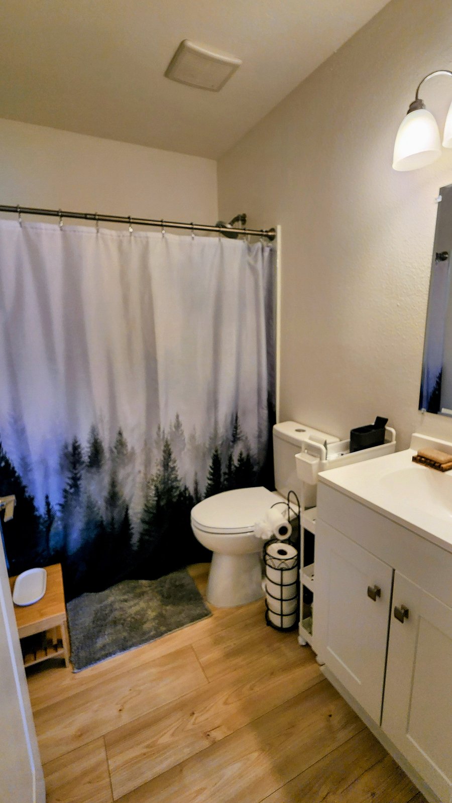 Main bathroom w/ tub