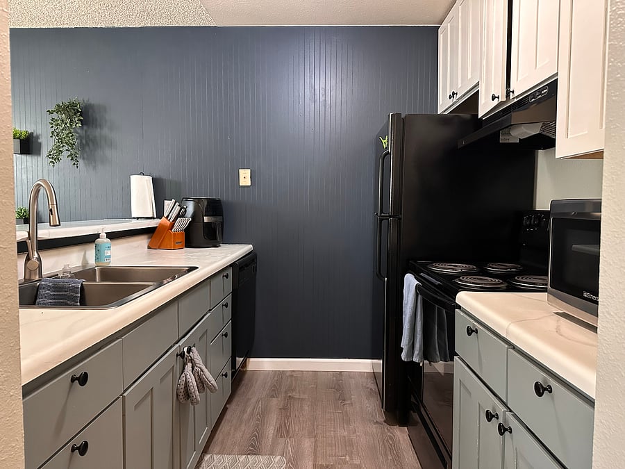Kitchen - microwave, Keurig machine, air fryer, full fridge, oven/stove