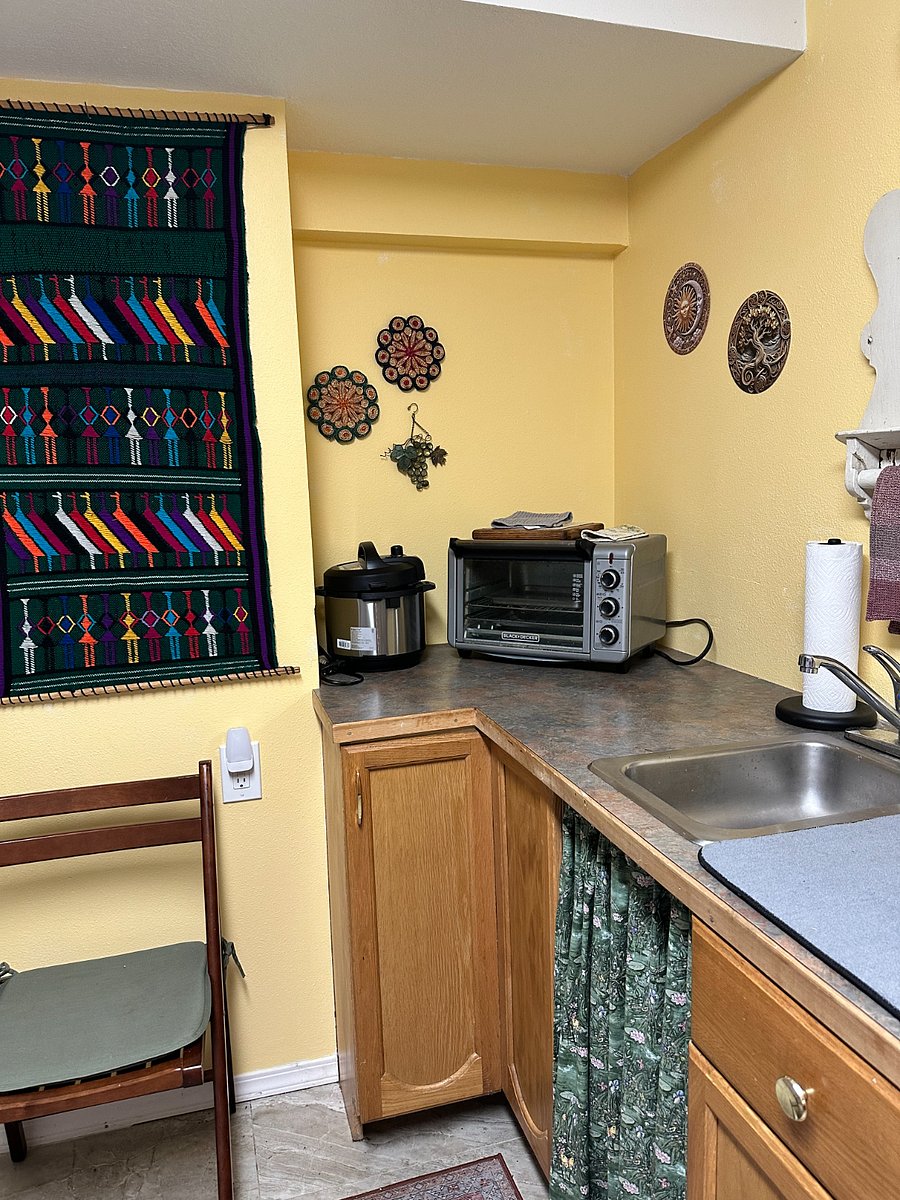 Ground floor kitchenette.