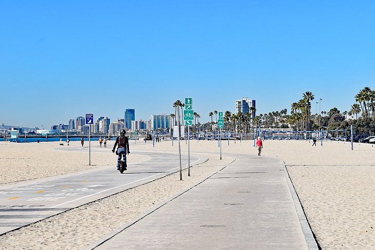 Long Beach bike path and walking path