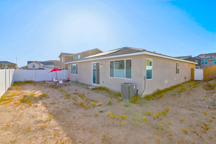Relax in a spacious backyard, ideal for outdoor activities and gatherings!