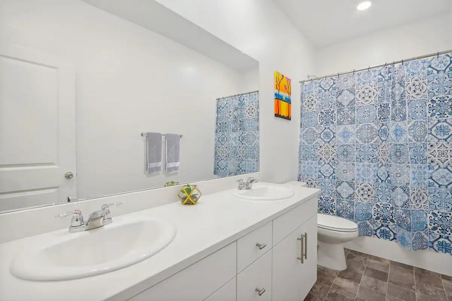 Reflecting elegance: a wide mirror in the bathroom that enhances space and style!