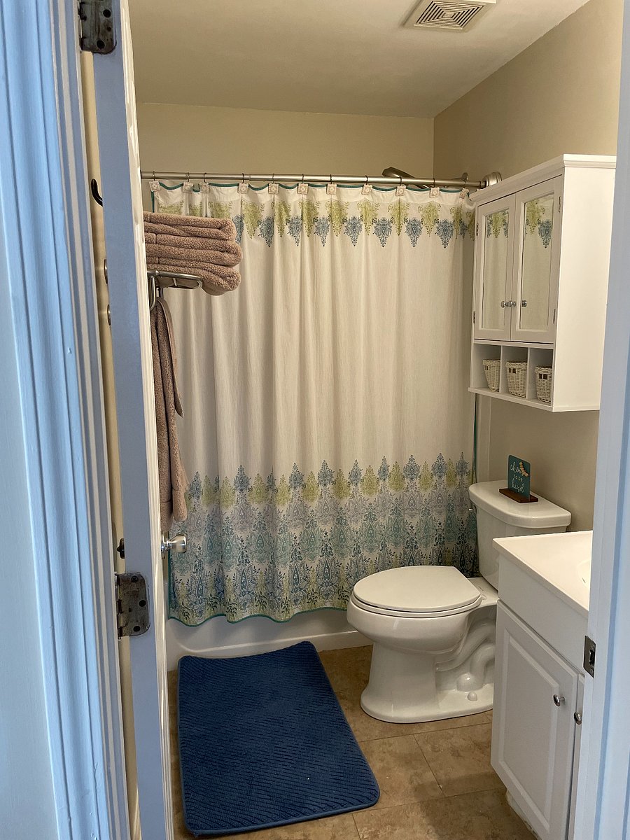 Second bathroom in between the two bedrooms 