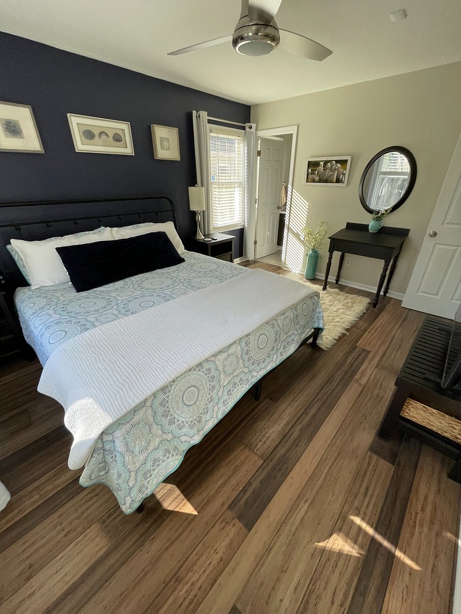 Master Bedroom, King size bed, en suite bathroom and black out curtains 