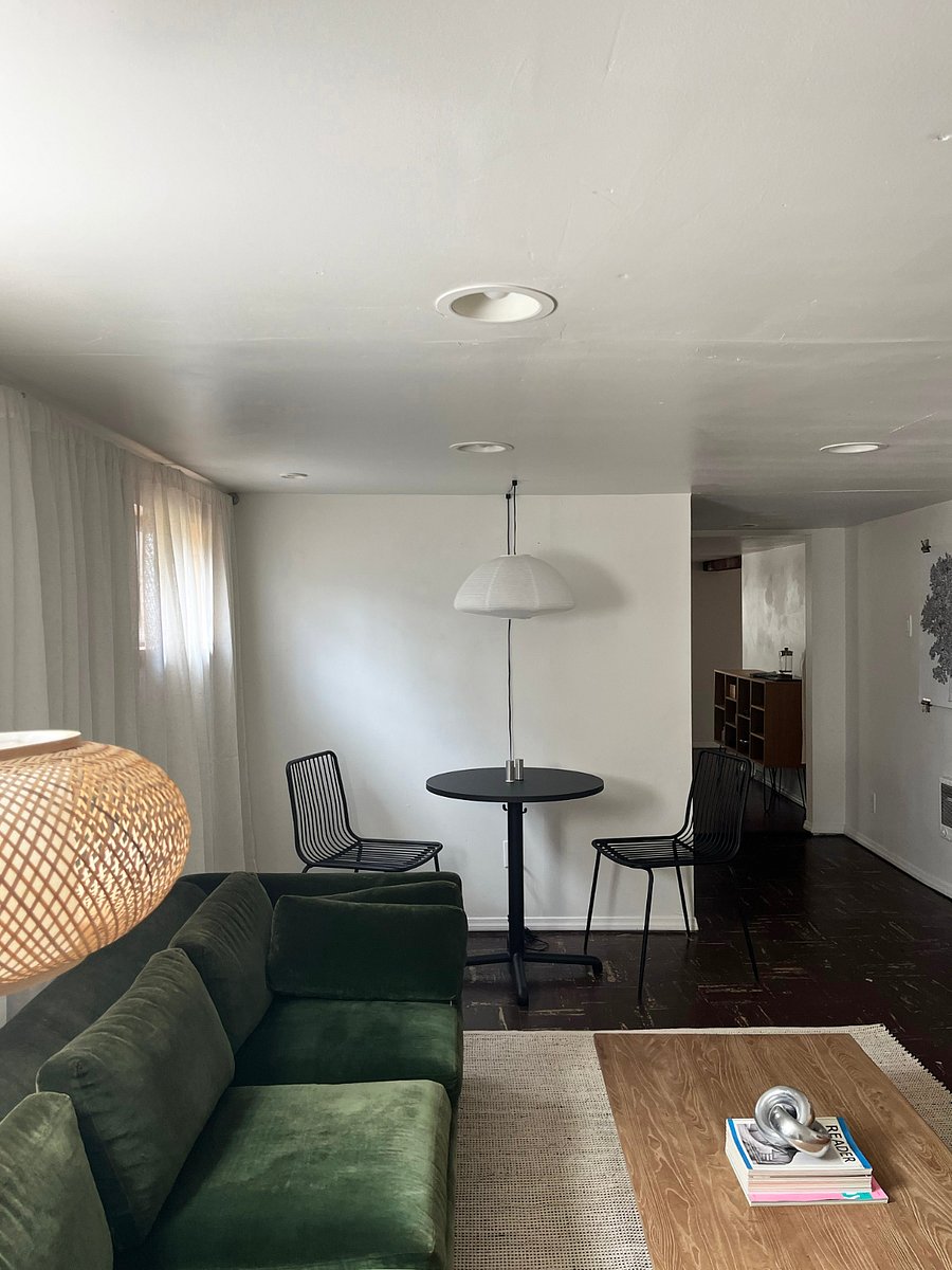 Dining area, also suitable for working on a laptop.