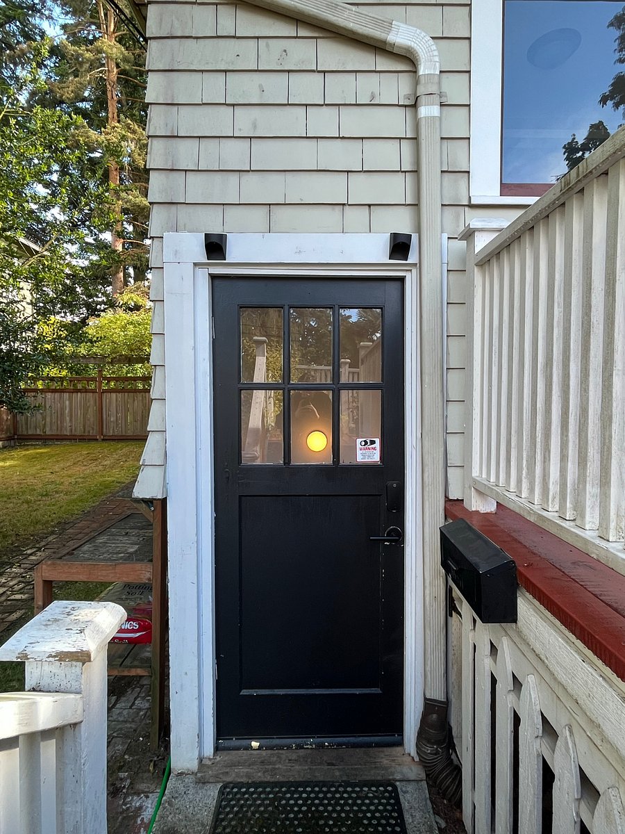 Entrance and mailbox.