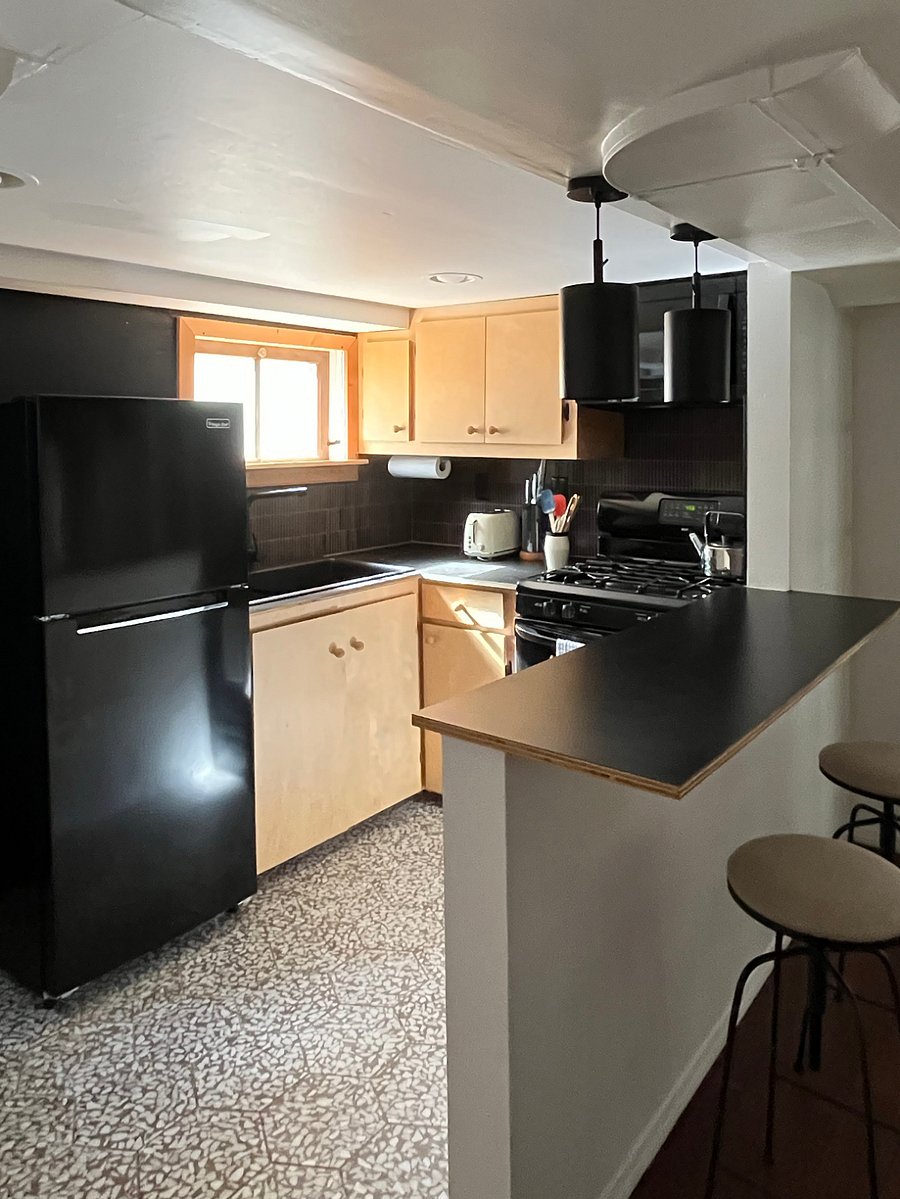 Kitchen and breakfast bar.