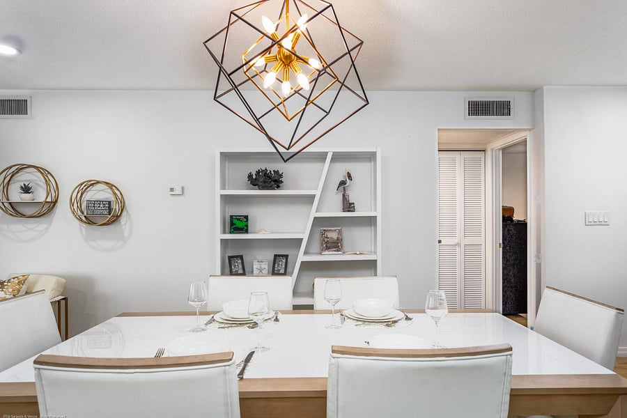 Dining Room seats 6.