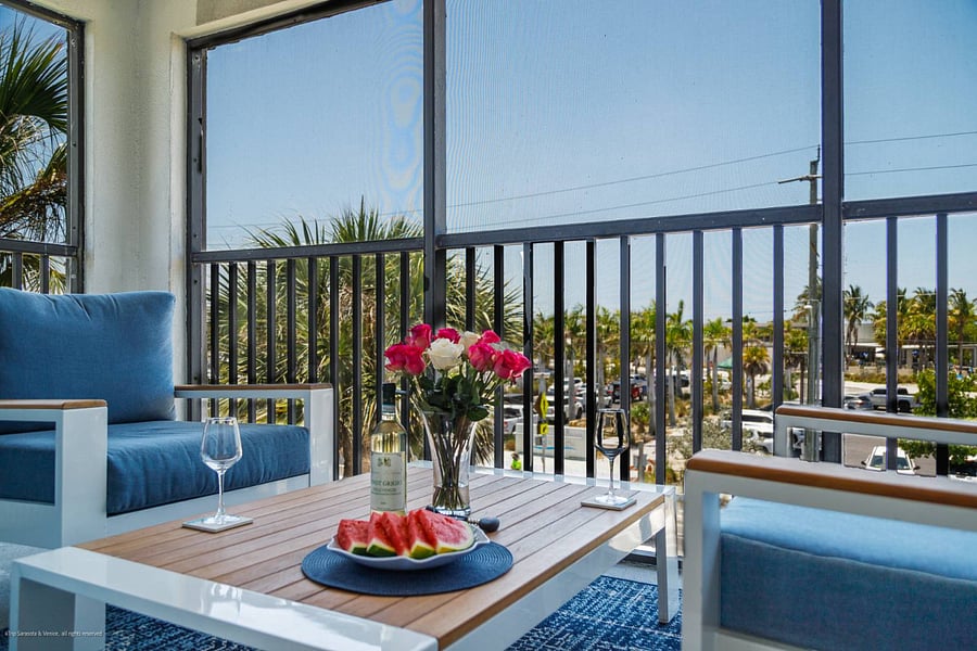 Corner End Unit Condo with Seating for 2 on Lanai.