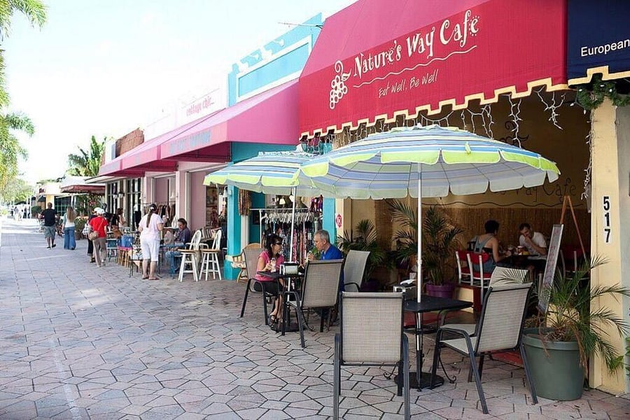 Many spots for outdoor dining
