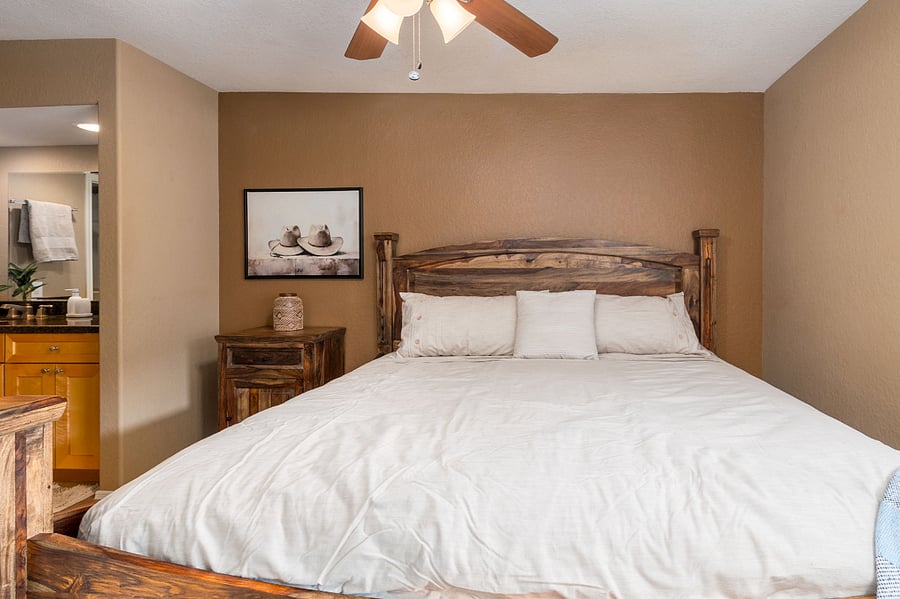 Main bedroom - King mattress
