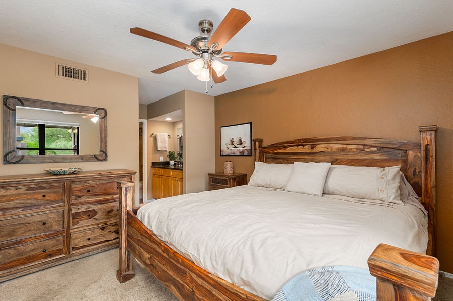 Main bedroom - King mattress